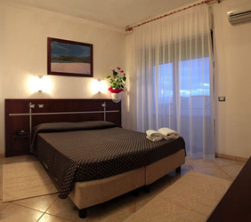 Hotel la Terazza-camera-matrimoniale1.jpg
